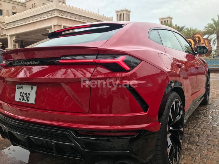 Rosso Lamborghini Urus in affitto a Dubai 2