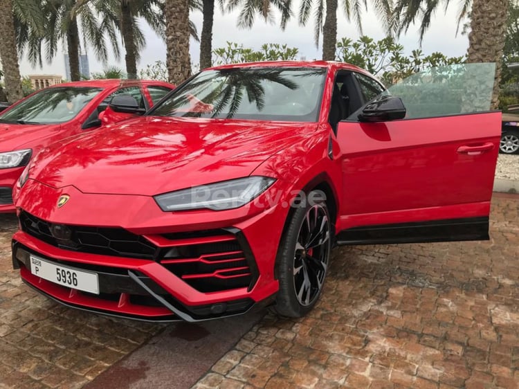 Rot Lamborghini Urus zur Miete in Dubai 4