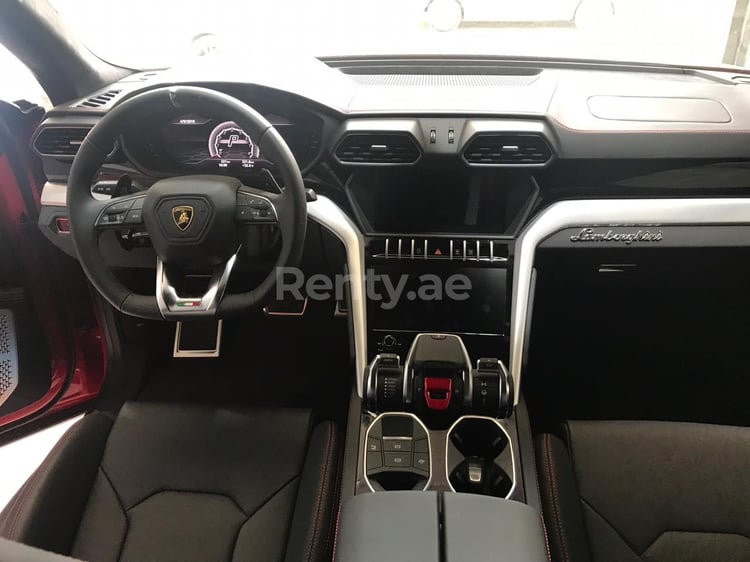 أحمر Lamborghini Urus للإيجار في دبي 9