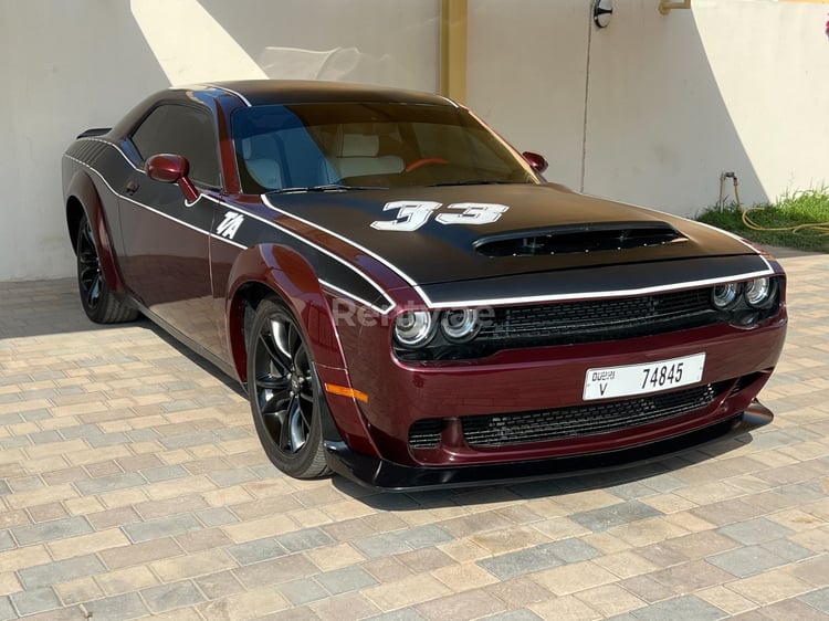 Bordeaux Dodge Challenger V8 RT Demon Widebody en location à Abu-Dhabi 4