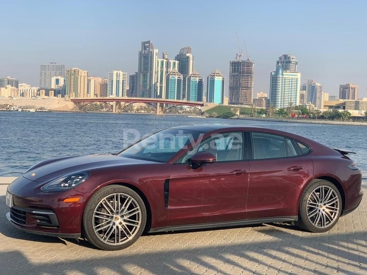 كستنائي Porsche Panamera للإيجار في دبي 0