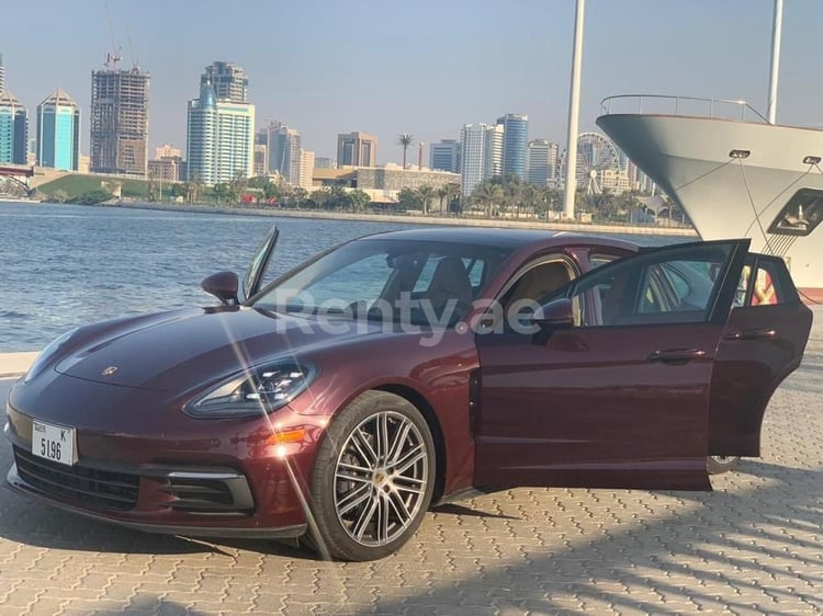 كستنائي Porsche Panamera للإيجار في دبي 1