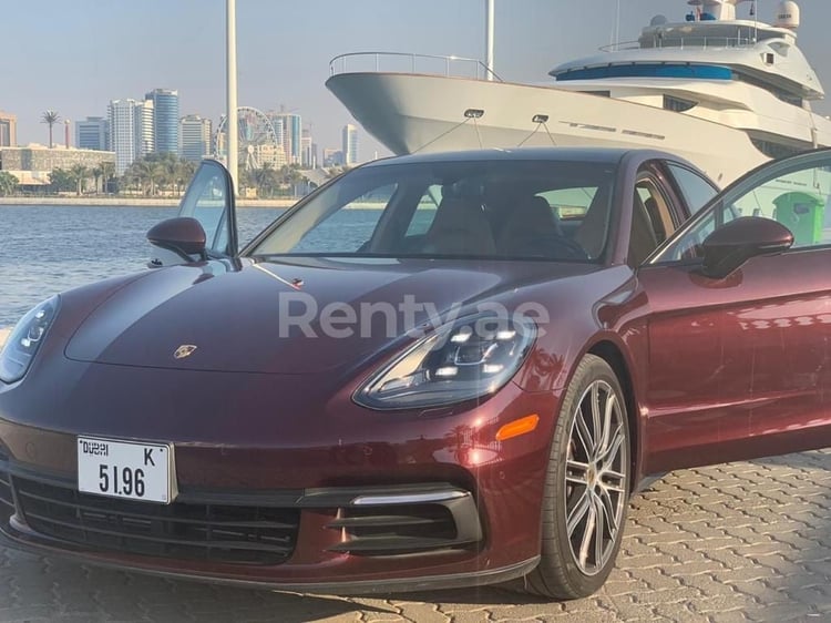 كستنائي Porsche Panamera للإيجار في دبي 3