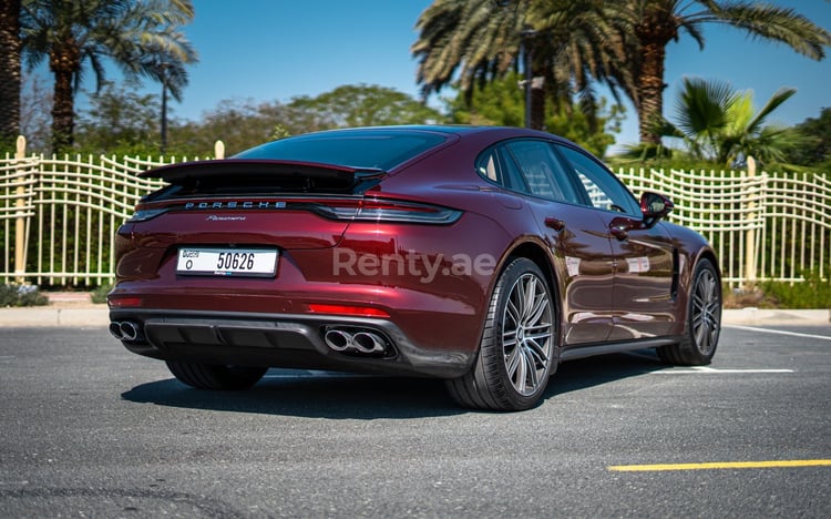 كستنائي Porsche Panamera للإيجار في الشارقة 1