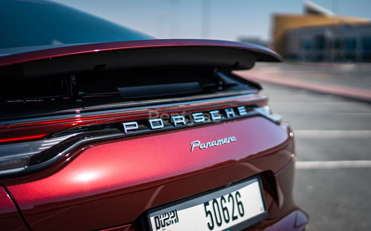 在沙迦租赁栗色 Porsche Panamera 2