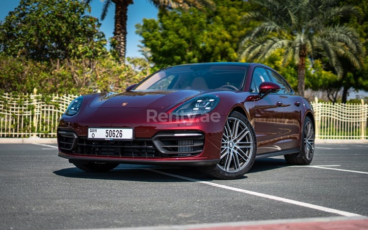 Marrone Porsche Panamera in affitto a Dubai