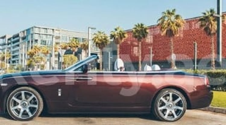 Бардовый Rolls Royce Dawn в аренду в Дубай 0