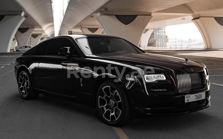 كستنائي Rolls Royce Wraith Black Badge للإيجار في أبو ظبي