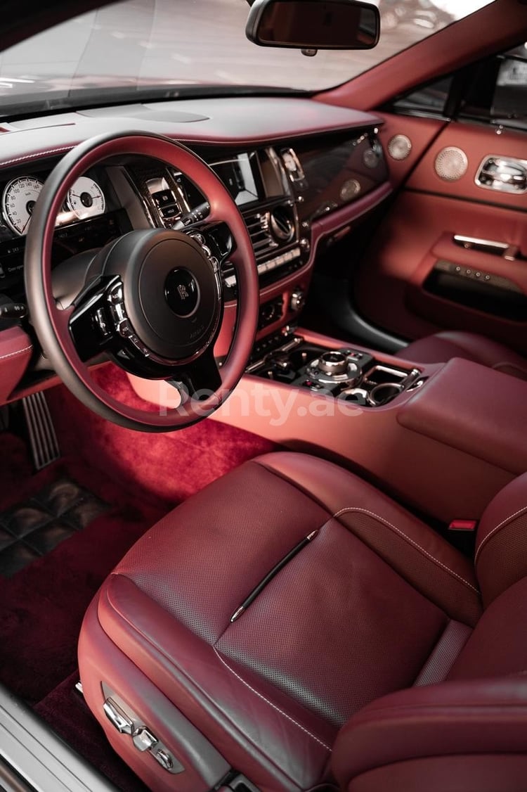 كستنائي Rolls Royce Wraith Black Badge للإيجار في دبي 1