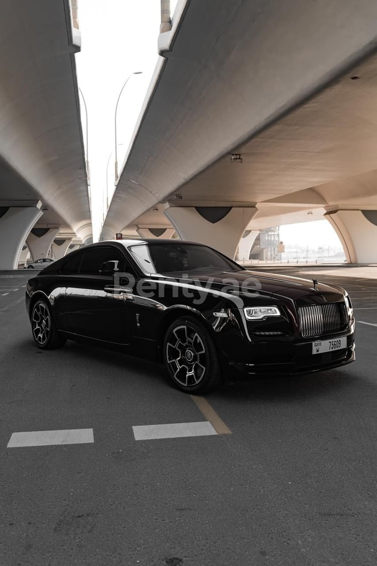 在迪拜租赁栗色 Rolls Royce Wraith Black Badge 3