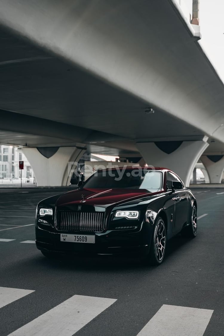 Бардовый Rolls Royce Wraith Black Badge в аренду в Абу-Даби 5