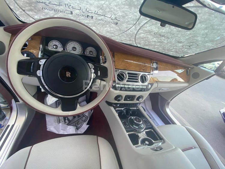 كستنائي Rolls Royce Wraith للإيجار في الشارقة 3