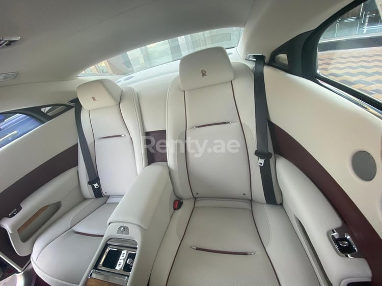 Бардовый Rolls Royce Wraith в аренду в Абу-Даби 4