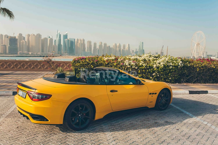 Gelb Maserati GranCabrio zur Miete in Dubai 3