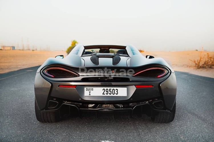 Negro McLaren 570S Spyder en alquiler en Dubai 2