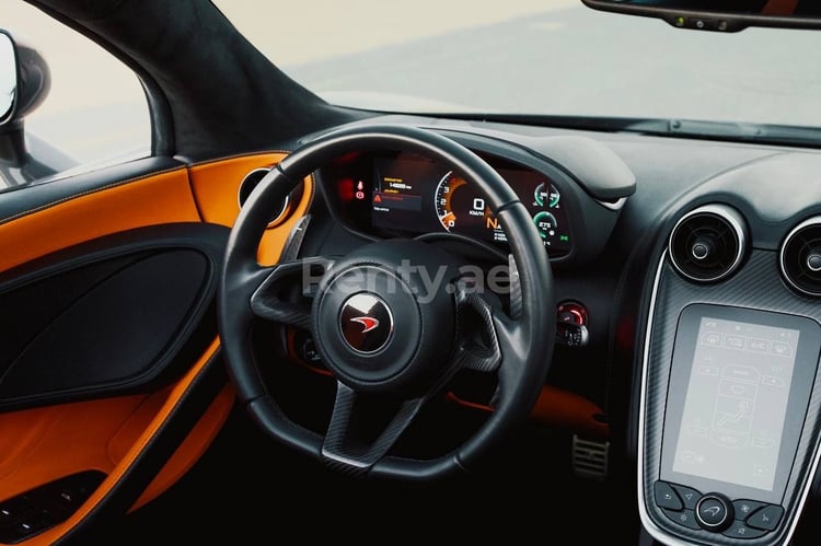 Nero McLaren 570S Spyder in affitto a Abu-Dhabi 5