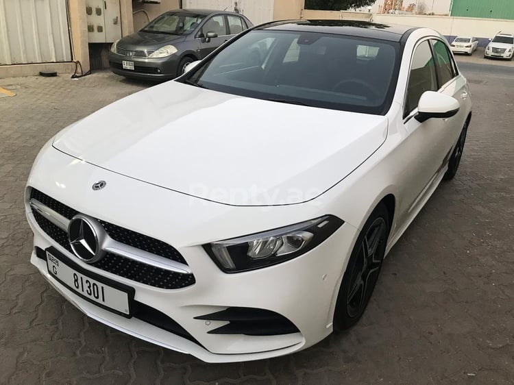 Blanc Mercedes A 250 en location à Dubai 1