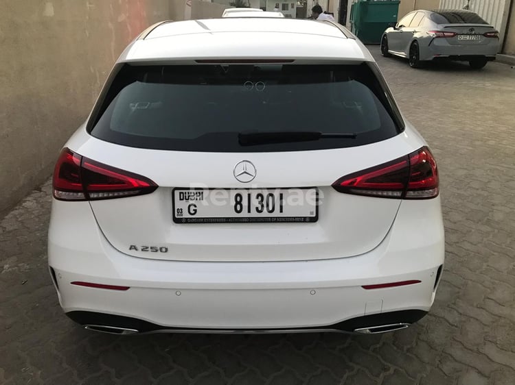 Weiß Mercedes A 250 zur Miete in Abu-Dhabi 2