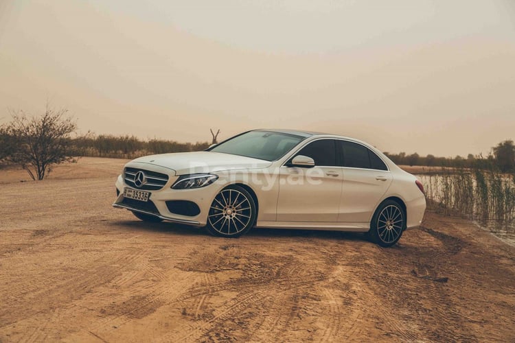 Blanc Mercedes C 200 en location à Abu-Dhabi 0