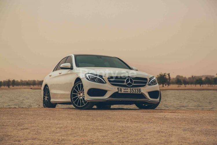 Weiß Mercedes C 200 zur Miete in Dubai 2