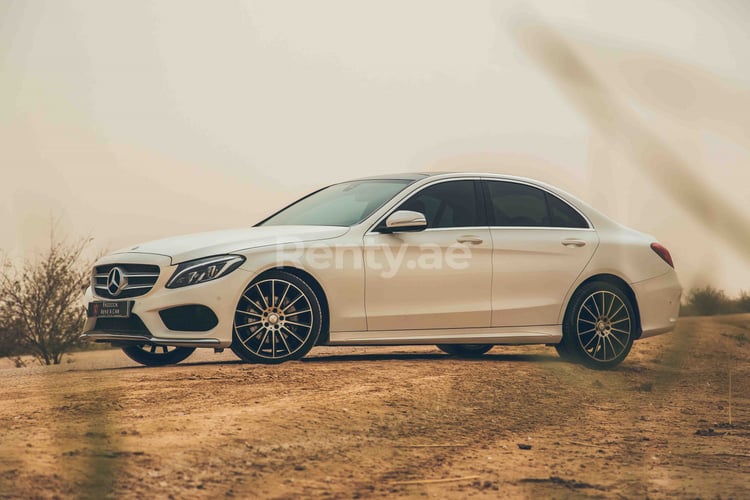 Белый Mercedes C 200 в аренду в Абу-Даби 3