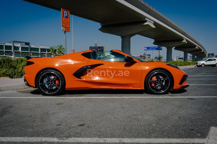 البرتقالي Chevrolet Corvette C8 للإيجار في أبو ظبي 2