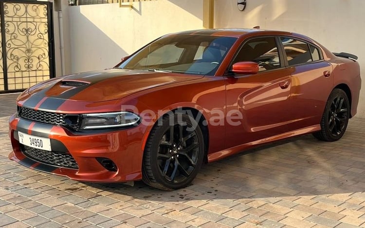 Orange Dodge Charger v8 SRT KIT en location à Abu-Dhabi