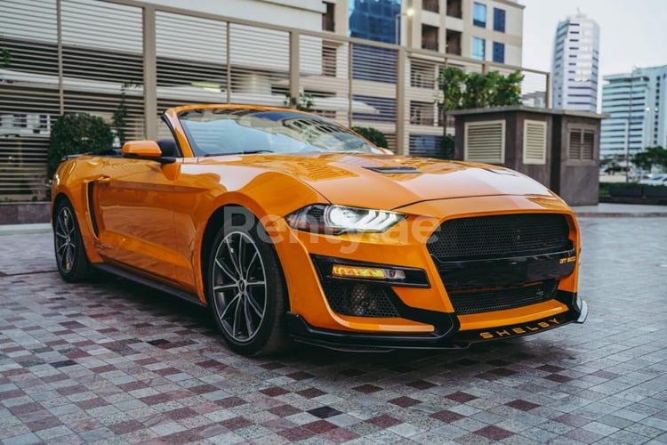 Orange Ford Mustang VT4 en location à Dubai 4