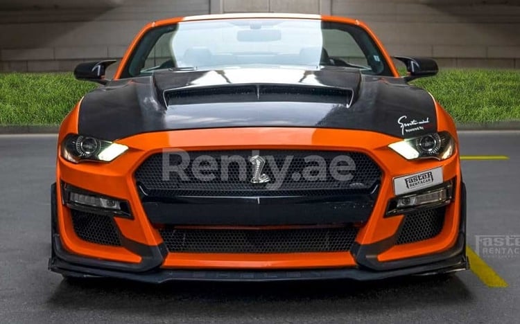 Orange Ford Mustang zur Miete in Dubai