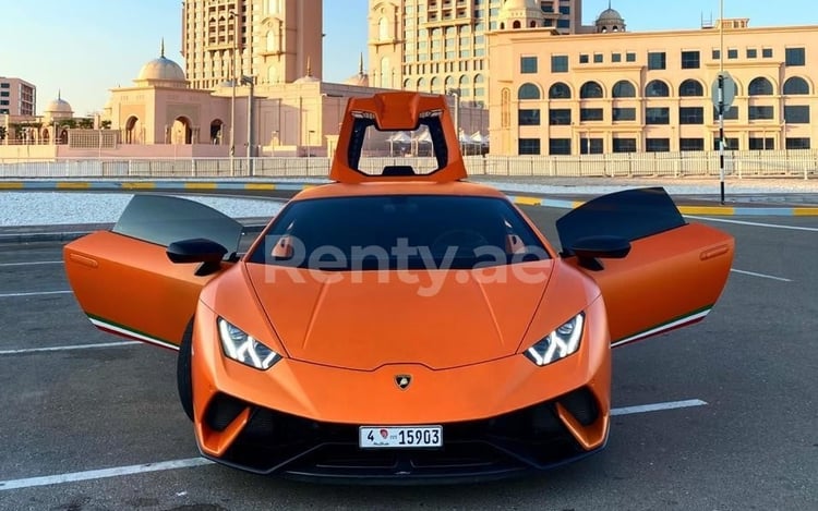 Orange Lamborghini Huracan Performante en location à Dubai