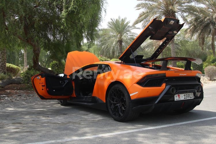 Arancia Lamborghini Huracan Performante in affitto a Dubai 2