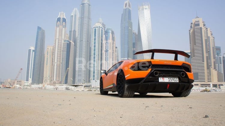 Orange Lamborghini Huracan Performante zur Miete in Abu-Dhabi 3