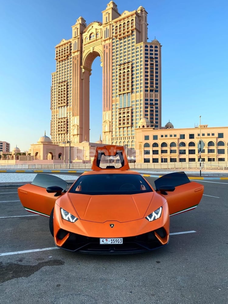 naranja Lamborghini Huracan Performante en alquiler en Dubai 4