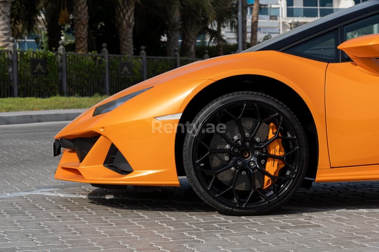 Orange Lamborghini Evo Spyder en location à Sharjah 3