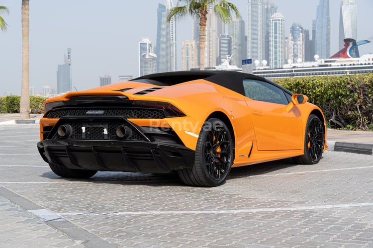 Orange Lamborghini Evo Spyder zur Miete in Sharjah 5