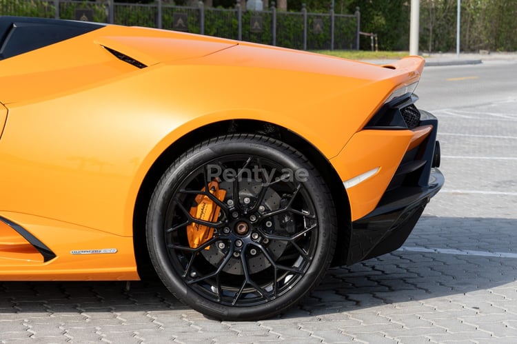 Orange Lamborghini Evo Spyder en location à Sharjah 6