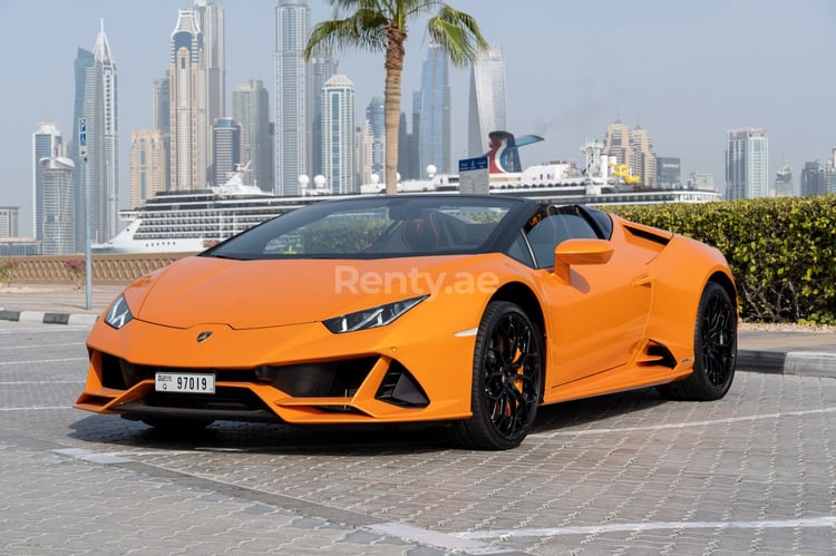 Orange Lamborghini Evo Spyder zur Miete in Sharjah 8