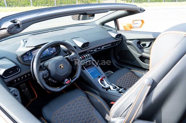 Arancia Lamborghini Evo Spyder in affitto a Dubai 9