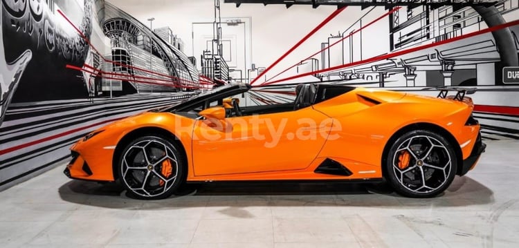 Orange Lamborghini Evo spyder en location à Dubai 2