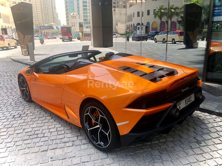 البرتقالي Lamborghini Evo Spyder للإيجار في دبي 1