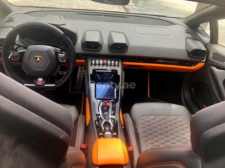 Orange Lamborghini Evo Spyder en location à Abu-Dhabi 2