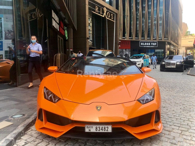 Orange Lamborghini Evo Spyder en location à Abu-Dhabi 4