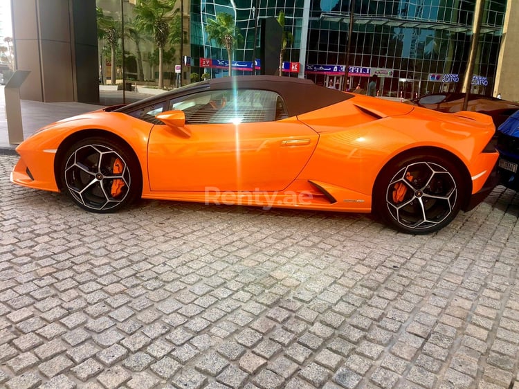 Orange Lamborghini Evo Spyder en location à Dubai 5