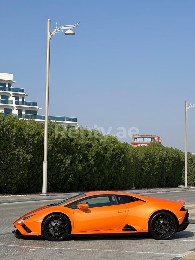 Orange Lamborghini Evo en location à Abu-Dhabi 3