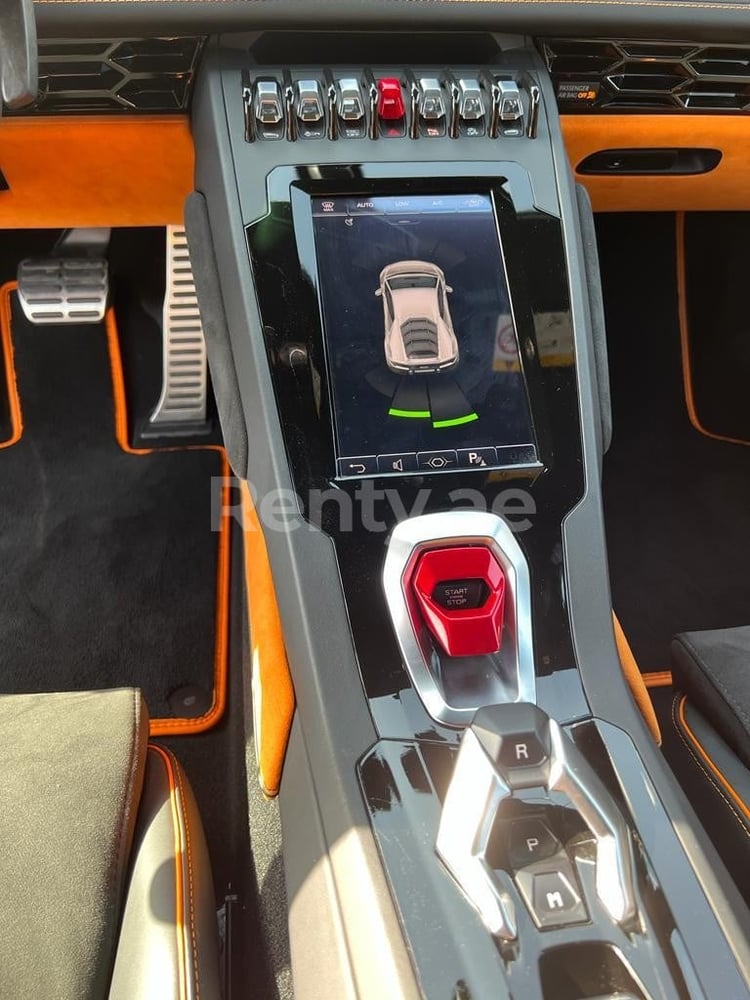 Orange Lamborghini Evo zur Miete in Abu-Dhabi 7