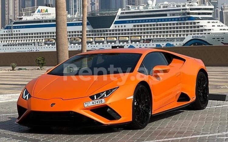 Orange Lamborghini Evo zur Miete in Abu-Dhabi