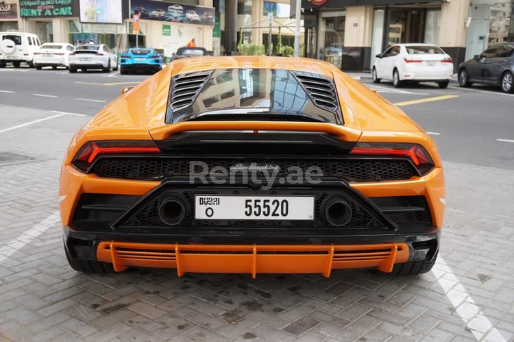 Orange Lamborghini Huracan Evo en location à Abu-Dhabi 2