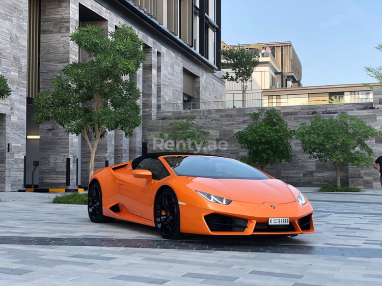 Orange Lamborghini Huracan Spider en location à Abu-Dhabi 0