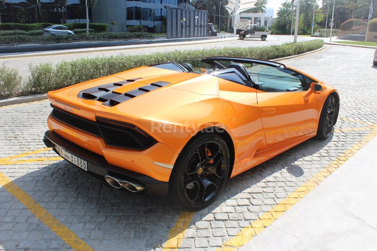 Orange Lamborghini Huracan Spider zur Miete in Dubai 2