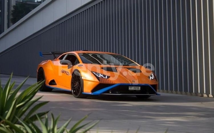 Orange Lamborghini Huracan STO zur Miete in Sharjah